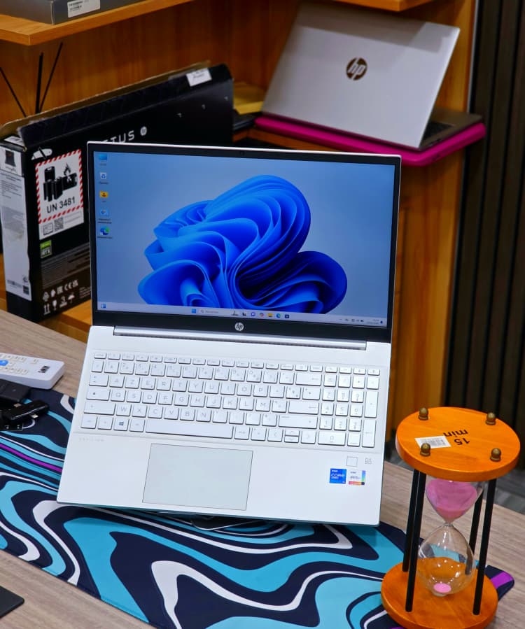 HP PAVILION Laptop 15-eg0xxx core i5 ultraslim et très clean