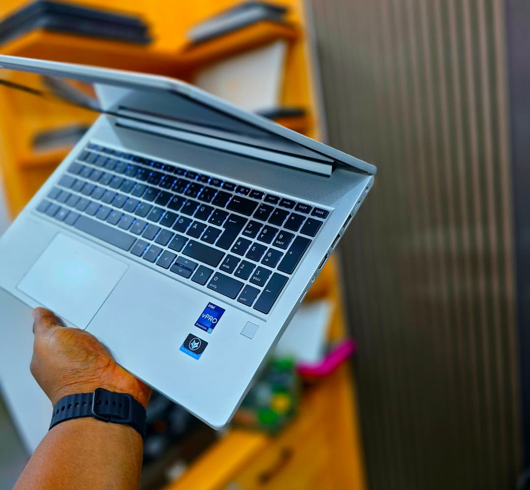 HP EliteBook 650 G9 core i5 vPRO slim et bien clean. Pc ultra performant